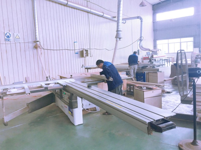 Precision sliding table saw