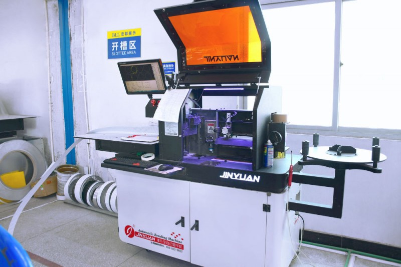 Fully automatic bending machine